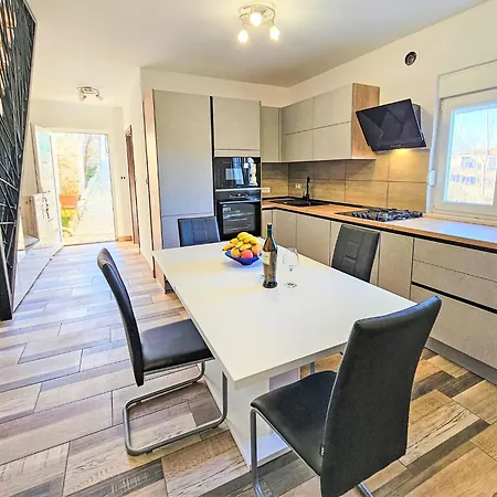 Nyaraló Aurora By Interhome